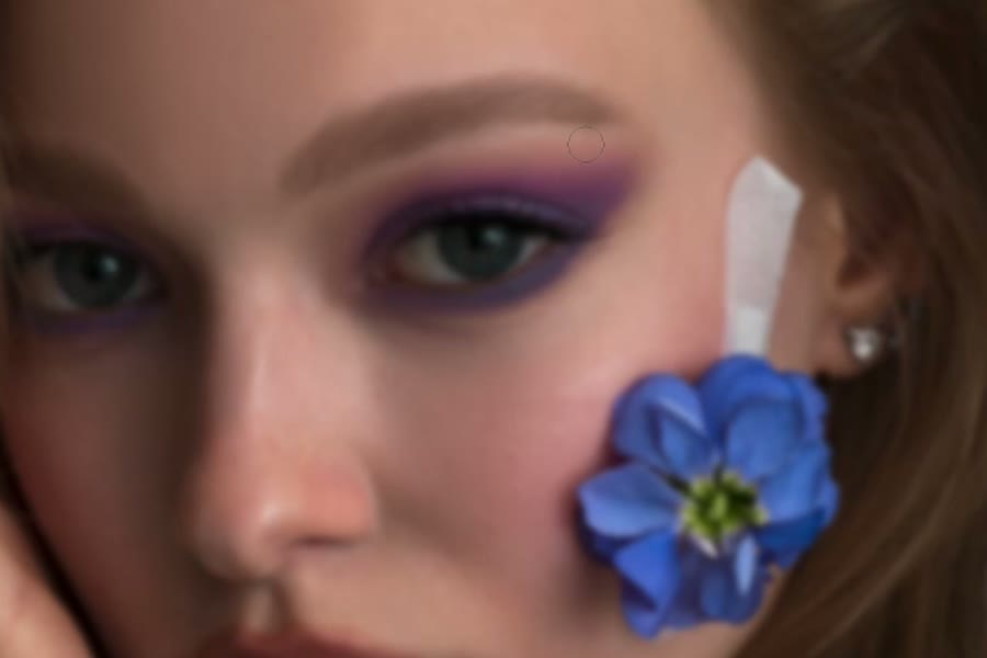 Ретушь теней в макияже в Photoshop: выравниваем цвет и растушёвку на частотном разложении — кадр